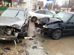 В Таганроге водитель Audi нарушил правила и спровоцировал аварию
