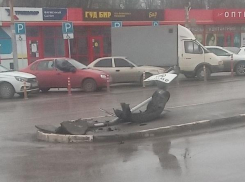 В Таганроге водитель врезался в дорожный знак