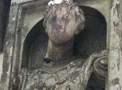 Опасное разрушение исторической части Таганрога: голова барельефа против человеческой