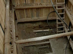 В Таганроге ввели режим ЧС, потому что коллектор рушится и дело дошло до частного сектора 