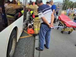 Пожилую таганроженку сбил автобус прямо на остановке 