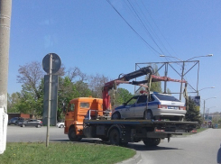 Уехавший на эвакуаторе автомобиль ДПС рассмешил таганрогских автолюбителей