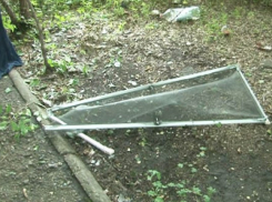 В День России в Таганроге двое детей выпали из окна, один из них разбился насмерть