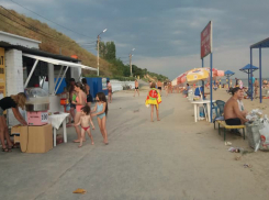 Центральный пляж Таганрога погряз в мусоре 