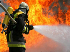 На улице Чехова в Таганроге вечером сгорел дом, а утром бесхозное здание 