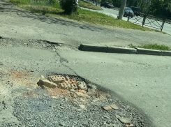 «Много машин пострадало»: таганрогские водители теряют колеса из-за кратера на улице Лизы Чайкиной