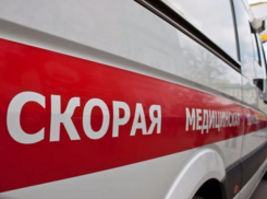 В Таганроге автолюбитель сбил девушку на трамвайной остановке