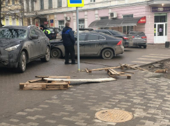 Водитель VOLVO* снёс ограничительный забор на центральной улице Таганрога