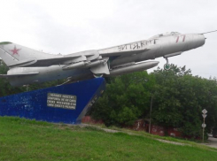 Памятник советской авиации в Таганроге забыт и отдан на растерзание вандалам