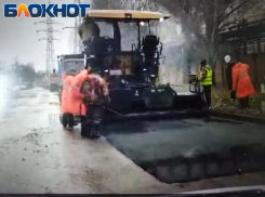 Таганрожцы спрашивают, можно ли укладывать асфальт в дождь…