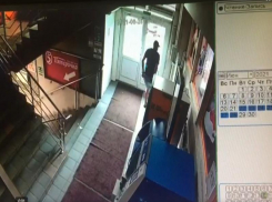 Флешмоб с запашком: 2 таганрожца испражнились днём прямо в общественных местах