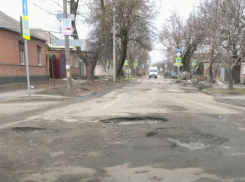 Глава Таганрога говорит о единении народа, а горожане «бомбят» чат жалобами на убитые дороги