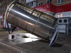  В Таганроге из-за сильного ветра перевернулась автобусная остановка