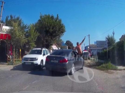 Таганрожцы засняли на камеру видеорегистратор туриста – камикадзе на кубанском курорте