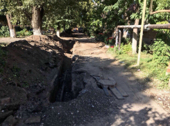 Водоканал две недели менял кусок проблемной трубы в Таганроге