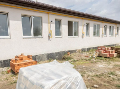 «Так рождаются стаи»: следком проверяет законность поселения таганрогских сирот в блокированных домах на выселках