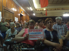 В Таганроге  за закрытыми дверями  ГДК провели митинг против повышения пенсионного возраста