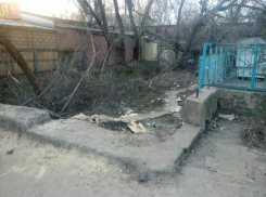 Кто облагородит район Нового вокзала в Таганроге: разбиты тротуары, кругом мусор и ветки