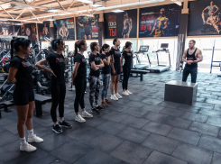 «Только вверх»: участницы «Мисс Блокнот Таганрог-2025» прошли второе спортивное испытание