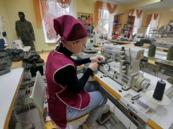 Таганрогские волонтеры шьют теплые вещи военнослужащим 