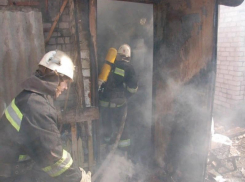 Восемь сотрудников МЧС тушили пожар в двухэтажном доме