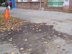 «В дождь там - месиво»: таганрожцы показали грязный участок в центре города