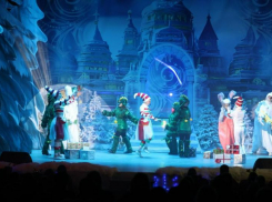 Дети участников СВО первыми посетили Новогодний спектакль в Таганроге