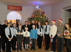 Таганрогские школьники устроили сюрприз полицейским города