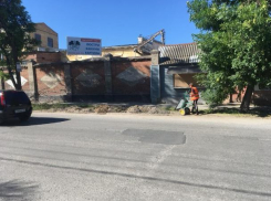 Дорожные рабочие оставили после себя кучки на тротуарах в Таганроге