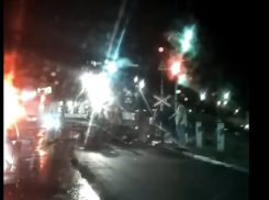 Ночь, улица, фонарь, дождь и ремонт дороги в Таганроге