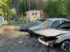 В Таганроге сгорели три автомобиля: причина пожара пока неизвестна