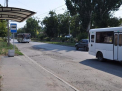 Провалившийся асфальт оставил жителей улицы Дзержинского без автобусной остановки