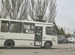 «Ещё и очередь занимать надо?»: скандал из-за места в маршрутке произошёл на остановке в Таганроге