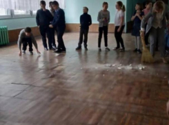 В Таганрогской школе на третьеклассницу обрушился потолок