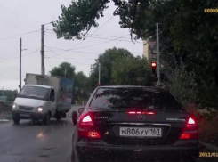 В Таганроге грузовик на ходу развалился на части