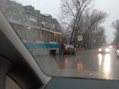 В Таганроге легковушка подрезала трамвай