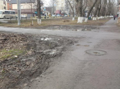 В Таганроге поликлиника есть, а парковки для нее нет