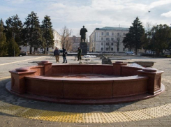 Фонтан на Октябрьской площади в Таганроге не украли, а  отправили зимовать