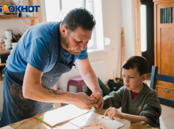 На гончарном мастер-классе в Таганроге дети научились делать игрушки из глины