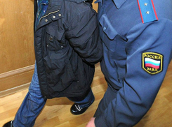 Буйный житель Таганрога под градусом покалечил полицейского ударом в голову