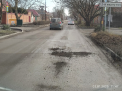  «Землёй засыпают, что ли?»: таганрожцы прокомментировали зимний ремонт дорог в городе - есть ли польза?