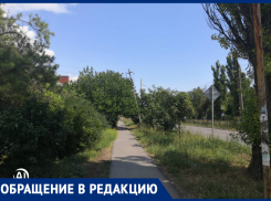 Опасный столб стоит в районе Русского поля в Таганроге