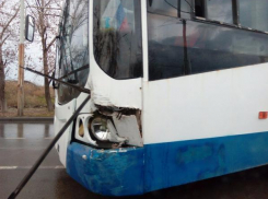 В Таганроге лихач на легковушке подрезал троллейбус