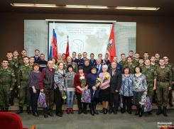 В Таганроге поблагодарили матерей, чьи сыновья погибли при исполнении воинского долга