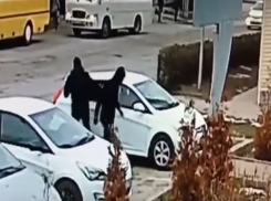Дуэт бесстрашных автомобильных воров попал на камеры видеонаблюдения в Таганроге