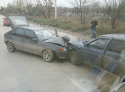 Жуткое лобовое ДТП с пострадавшим спровоцировало огромную пробку на улице Таганрога