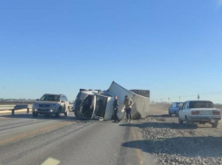 На трассе Ростов-Таганрог перевернулся грузовик 