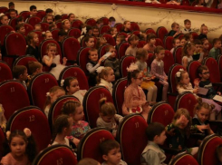 В Таганроге прошла новогодняя елка для отличившихся ребят