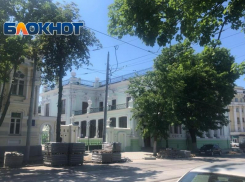 Ещё раз сдвинут сроки? Возле дворца Алфераки рабочих не найти