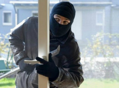 В Таганроге вор-форточник украл икону, монеты и фарфор